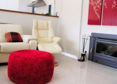 Пуфик из пластиковых бутылок. Как сделать пуфик из пластиковых бутылок своими руками пошагово? Фото и мастер-класс для начинающих тут