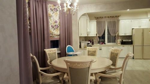 Кухонные столы из дерева. Формы обеденных столов из массива дерева