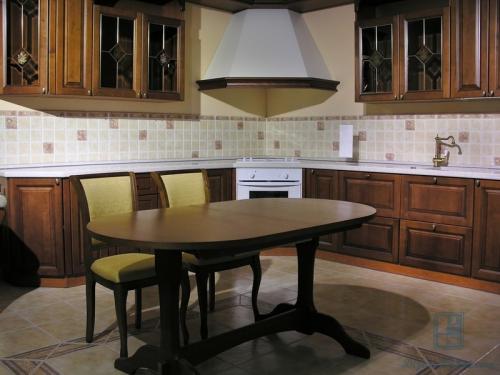 Кухонные столы из дерева. Формы обеденных столов из массива дерева