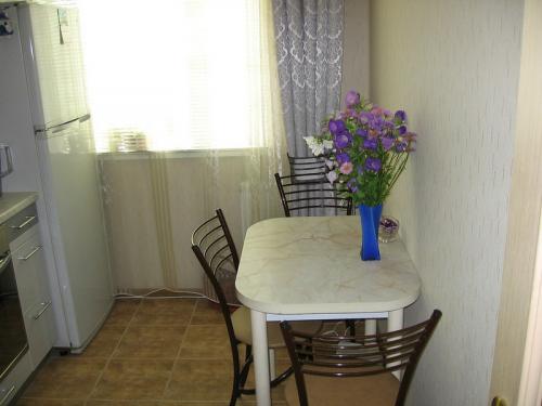 Стол для маленькой кухни в хрущевке. Выбор обеденного стола и стульев