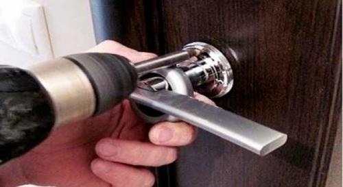 Как вскрыть деревянную дверь. Как быстро открыть замок межкомнатной двери без ключа, если она захлопнулась