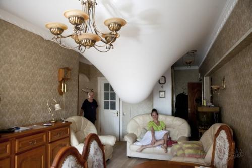 Порвался натяжной потолок возле люстры. Что делать, если порвался натяжной потолок