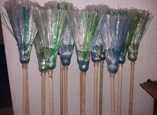 Как самому сделать метлу из пластиковых бутылок. Самодельная метла из старых пластиковых бутылок