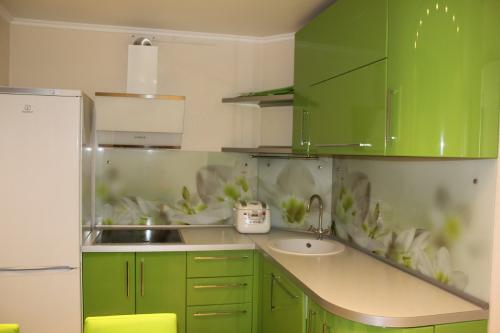 Обои для кухни под зеленый гарнитур. Где рекомендовано использовать цвет