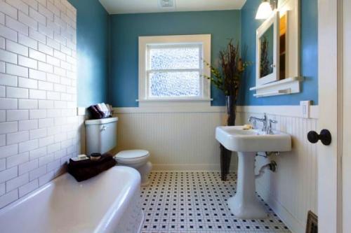 Дизайн комнаты с белой кирпичной стеной. Ванная с кирпичной кладкой