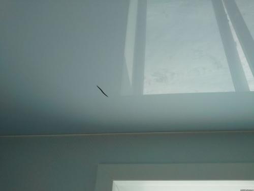 Порвался натяжной потолок возле люстры. Что делать, если порвался натяжной потолок