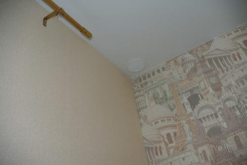 Порвался натяжной потолок возле люстры. Что делать, если порвался натяжной потолок