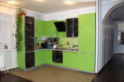 Обои для кухни под зеленый гарнитур. Где рекомендовано использовать цвет