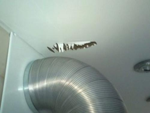 Лопнул натяжной потолок, что делать. Методы устранения дефектов, если порвался потолок 05