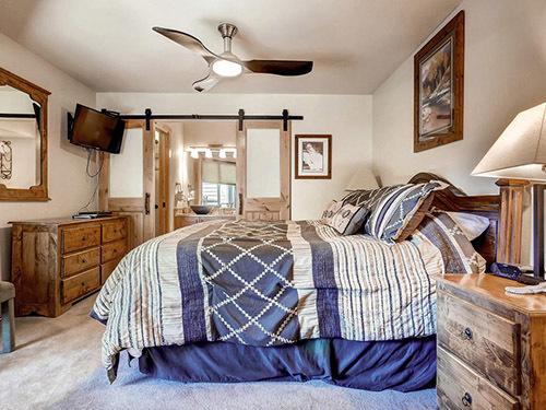 Сочетание синего и бежевого в интерьере. БЕЖЕВО-ГОЛУБАЯ ГОСТИНАЯ: АЗЫ ДИЗАЙНА И ДЕКОРИРОВАНИЯ 24 Сочетание синего и бежевого в интерьере. БЕЖЕВО-ГОЛУБАЯ ГОСТИНАЯ: АЗЫ ДИЗАЙНА И ДЕКОРИРОВАНИЯ 24