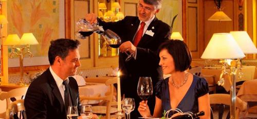 Этикет за столом для девушек. Столовый этикет. Правила поведения за столом