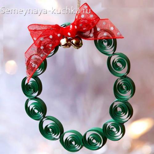 Игрушки на ёлку своими руками из подручных материалов для детей. из бумажных полосок.