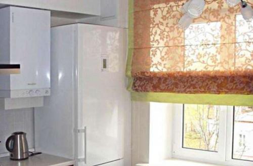 Кухня без штор. Популярные модели штор для маленькой кухни
