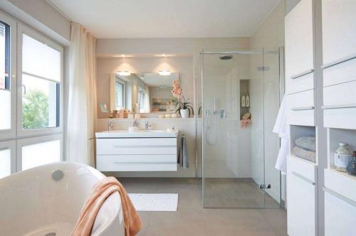 Дизайн ванной комнаты с душевой кабиной из плитки. Варианты исполнения