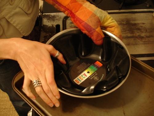 Что можно сделать из пластинок. Ваза для фруктов