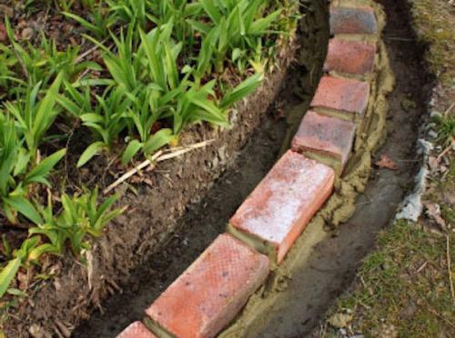 Бордюры для грядок своими руками. Из чего сделать бордюры для грядок: самые оптимальные варианты