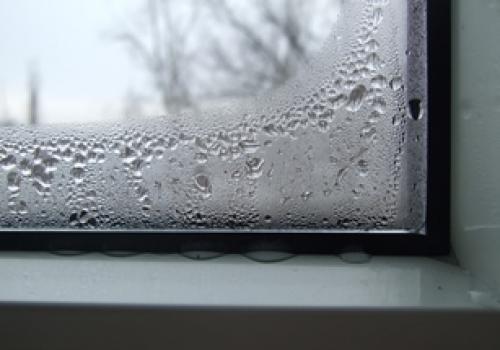 Почему запотевают пластиковые окна снаружи. Почему запотевают пластиковые окна?