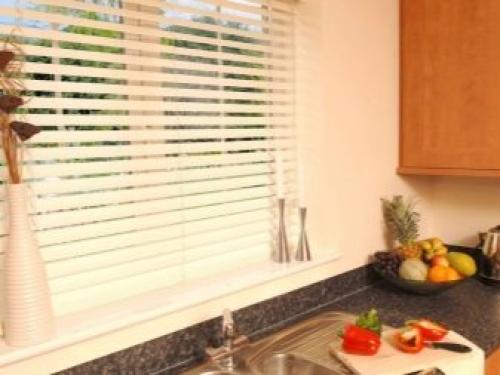 Интерьер кухни с балконом. Шторы в интерьере кухни с балконом 04 Интерьер кухни с балконом. Шторы в интерьере кухни с балконом 04