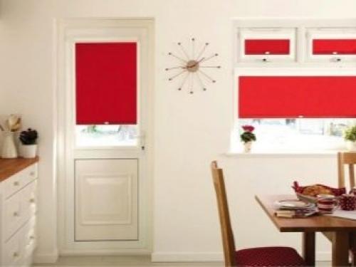 Интерьер кухни с балконом. Шторы в интерьере кухни с балконом 05 Интерьер кухни с балконом. Шторы в интерьере кухни с балконом 05