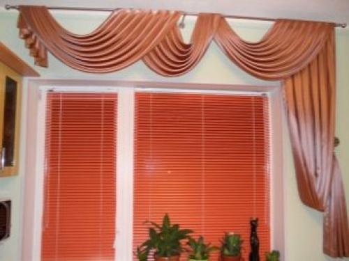 Интерьер кухни с балконом. Шторы в интерьере кухни с балконом 07 Интерьер кухни с балконом. Шторы в интерьере кухни с балконом 07