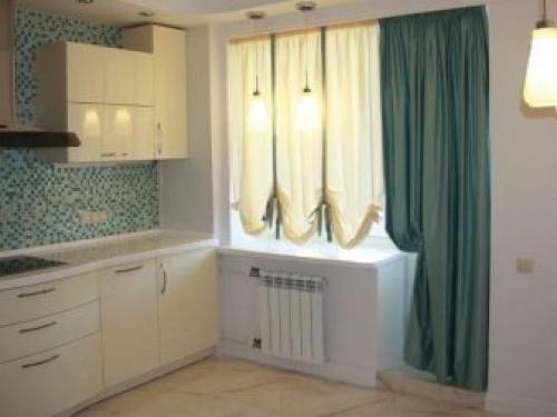 Интерьер кухни с балконом. Шторы в интерьере кухни с балконом 02 Интерьер кухни с балконом. Шторы в интерьере кухни с балконом 02