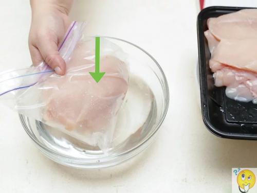 Можно ли в воде размораживать мясо. Как разморозить мясо в холодной воде