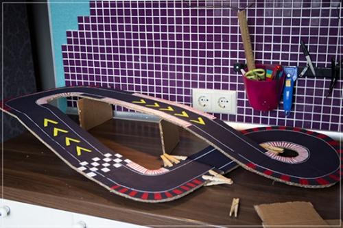 Как сделать трек для машинок из картона. Как сделать детский гоночный трек