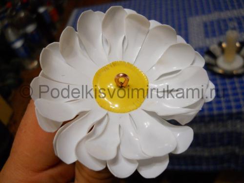 Ландыши из бутылок пластиковых. Простые и трогательные цветочки из пластиковых бутылок без окраски 28