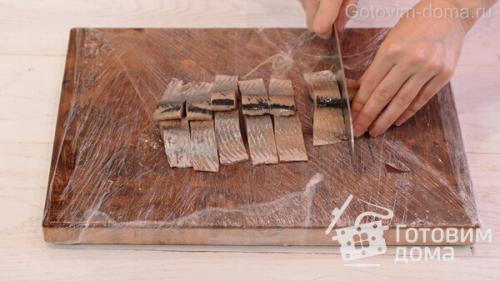 Как одним движением очистить селедку от костей. Как быстро почистить селедку на филе без костей 02