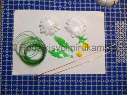 Ландыши из бутылок пластиковых. Простые и трогательные цветочки из пластиковых бутылок без окраски 27