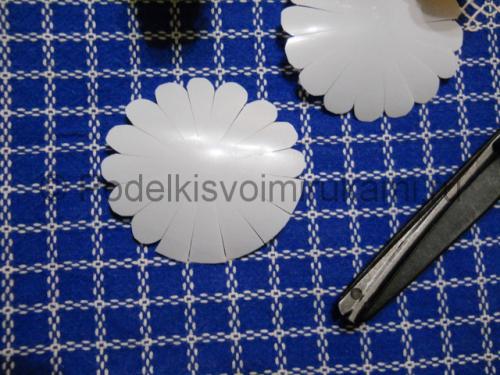 Ландыши из бутылок пластиковых. Простые и трогательные цветочки из пластиковых бутылок без окраски 23