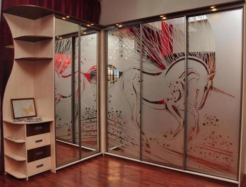 Угловые шкафы купе в гостиную. Варианты дизайна угловых шкафов