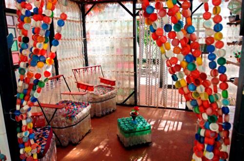 Что можно сделать из пластиковых бутылок своими руками для дома. Мебель из подручных материалов: утилизируем пластиковые бутылки 33