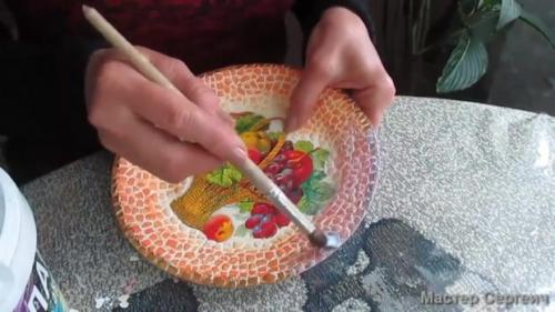 Декупаж тарелок с яичной скорлупой. Декупаж тарелки яичной скорлупой (кухонный декор)