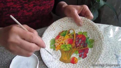 Декупаж тарелок с яичной скорлупой. Декупаж тарелки яичной скорлупой (кухонный декор)