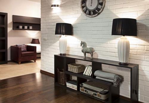 Белая кирпичная стена в интерьере с чем сочетается. Преимущества и недостатки