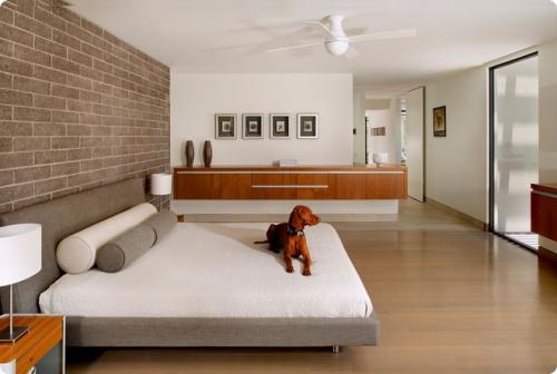 Кирпичная стена в спальне. Выбор стиля оформления кирпичной стены