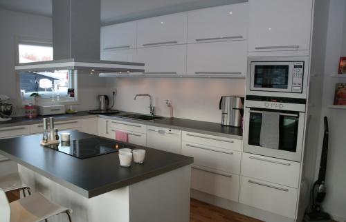 Кухня с островом икеа. Стандартный стол IKEA в кухонный остров меньше чем за час