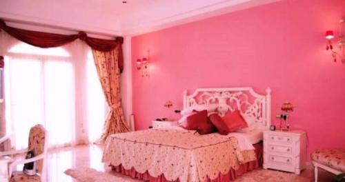 Спальня в розовом цвете. Особенности применения и влияние на эмоциональнее состояние