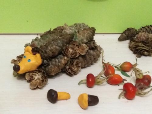 Из чего сделать мордочку для ежика. Забавные животные из природных материалов. Наша поделка в детский сад Запасливый ежик