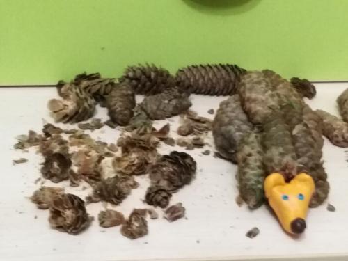 Из чего сделать мордочку для ежика. Забавные животные из природных материалов. Наша поделка в детский сад Запасливый ежик