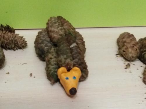 Из чего сделать мордочку для ежика. Забавные животные из природных материалов. Наша поделка в детский сад Запасливый ежик