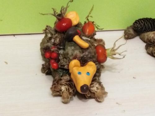 Из чего сделать мордочку для ежика. Забавные животные из природных материалов. Наша поделка в детский сад Запасливый ежик