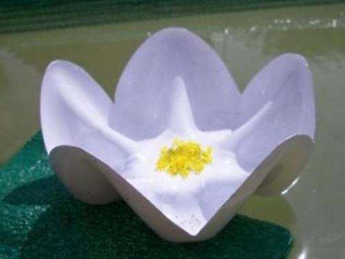 Роза из пластиковых бутылок. Разберем еще один вариант создания цветной розы из бутылки 09