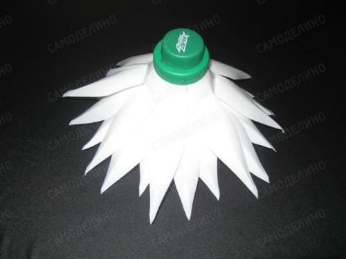 Роза из пластиковых бутылок. Разберем еще один вариант создания цветной розы из бутылки 14