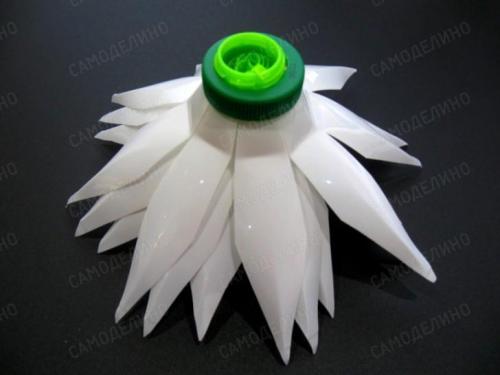 Роза из пластиковых бутылок. Разберем еще один вариант создания цветной розы из бутылки 13