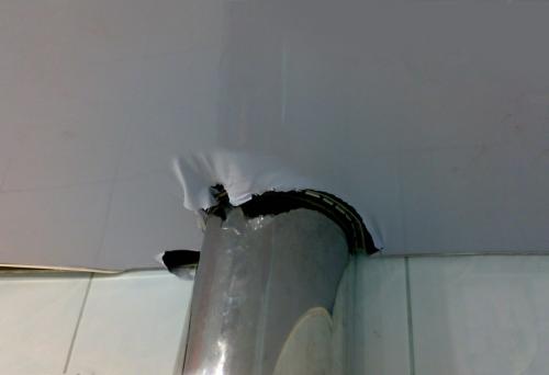 Порез натяжного потолка форум. Натяжной потолок. Маленький порез