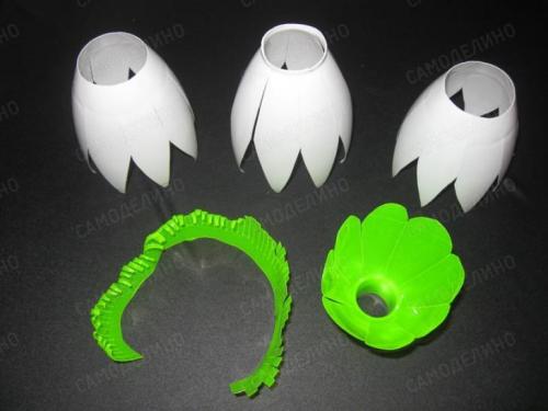 Роза из пластиковых бутылок. Разберем еще один вариант создания цветной розы из бутылки 10