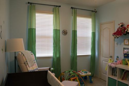 Шторы в детскую для разнополых детей. Оформление комнаты для девочки