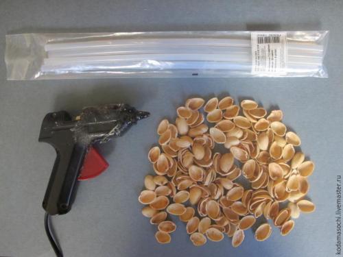 Топиарий из фисташковой скорлупы.